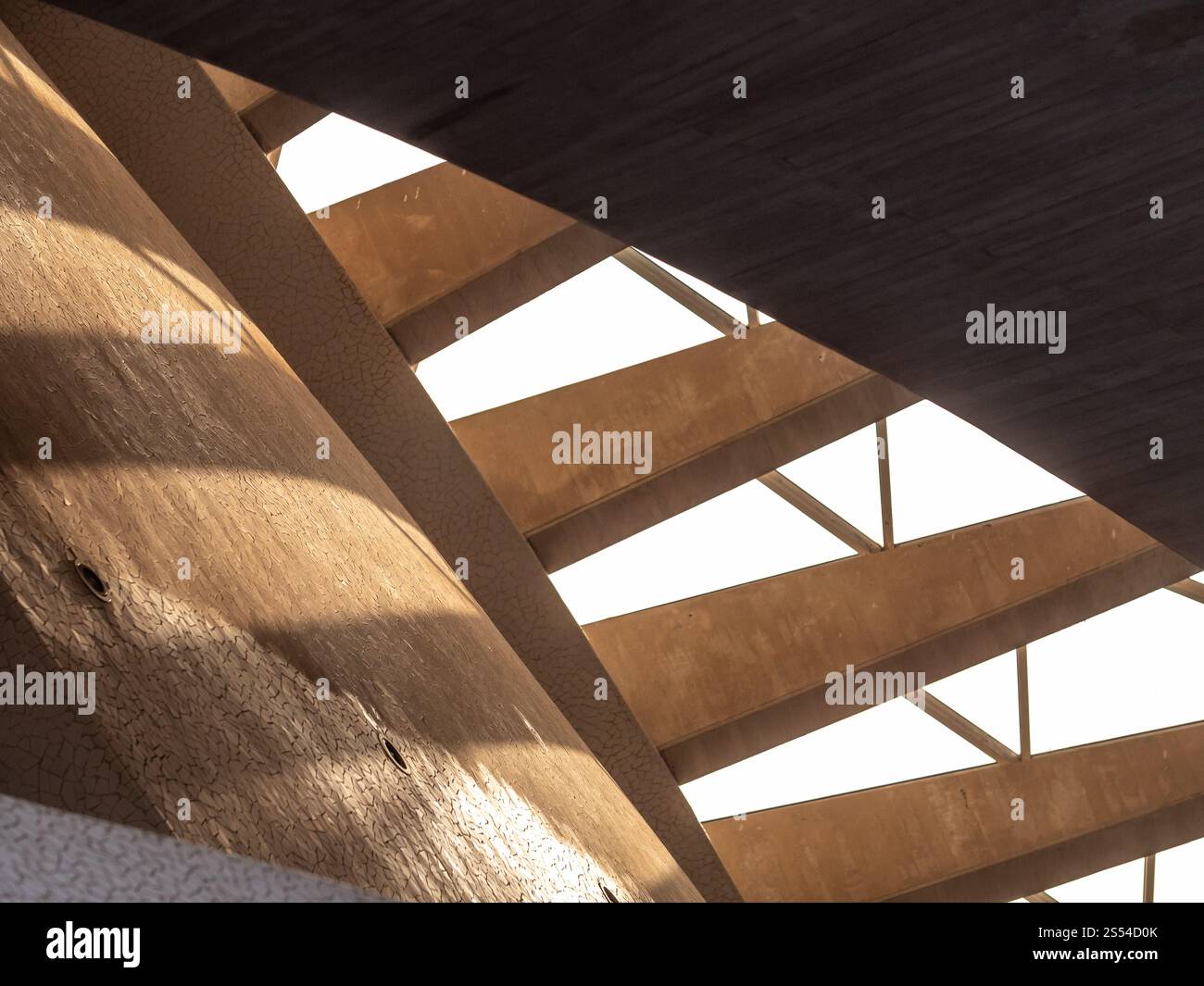 Photo abstraite de la lumière du soleil brillant à travers des escaliers en béton d'architecture moderne. Image abstraite de la lumière du soleil qui brille à travers l'architecture moderne Banque D'Images
