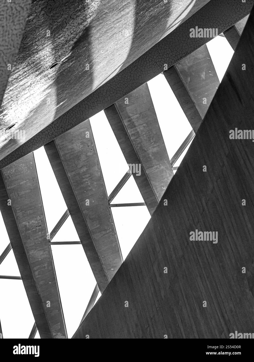 Photo en gros plan abstrait noir et blanc d'escaliers en béton et en métail au bâtiment moderne. Noir et blanc abstrait gros plan image de béton et Banque D'Images