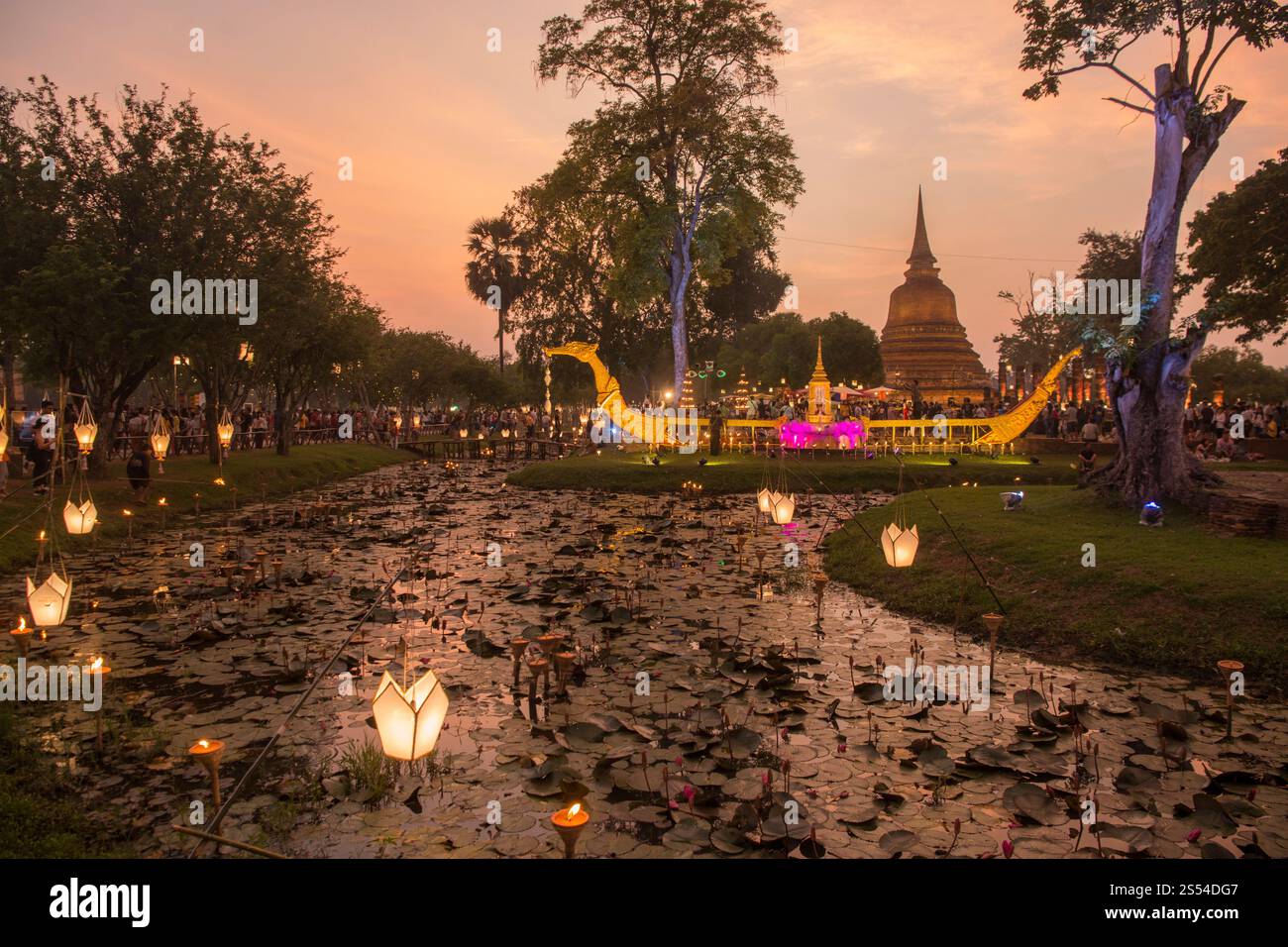 Un bateau traditionnel et un stupa de temple au festival Loy Krathong dans le parc historique de Sukhothai dans la province de Sukhothai en Thaïlande. Banque D'Images