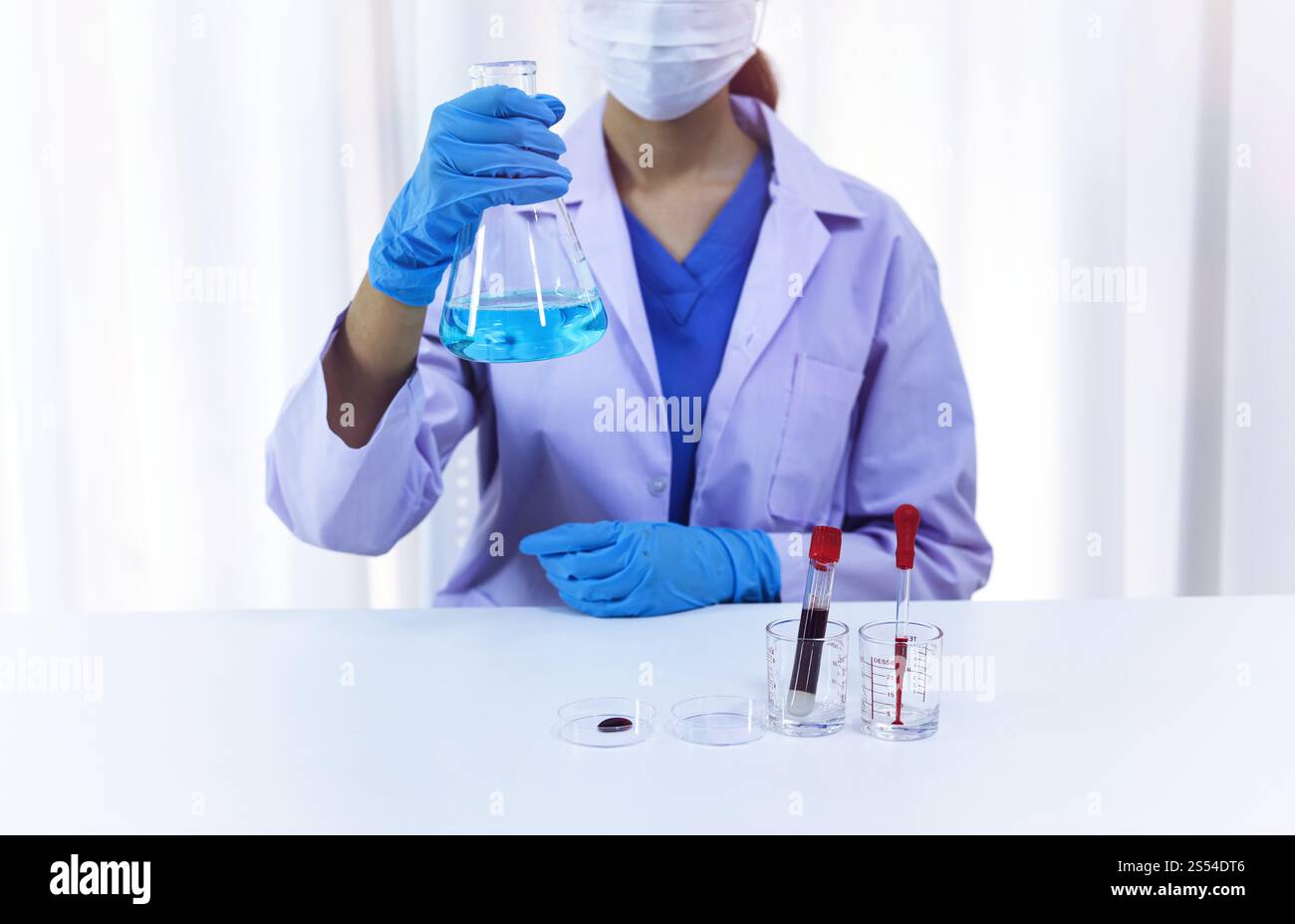 Scientifique tenant un tube de prélèvement sanguin infecté par le coronavirus covid-19. Analyse ADN du sang en laboratoire avec des tubes de prélèvement de sang et Banque D'Images