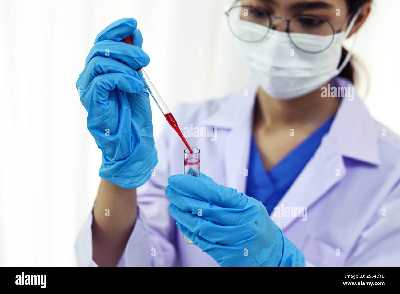 Scientifique tenant un tube de prélèvement sanguin infecté par le coronavirus covid-19. Analyse ADN du sang en laboratoire avec des tubes de prélèvement de sang et Banque D'Images