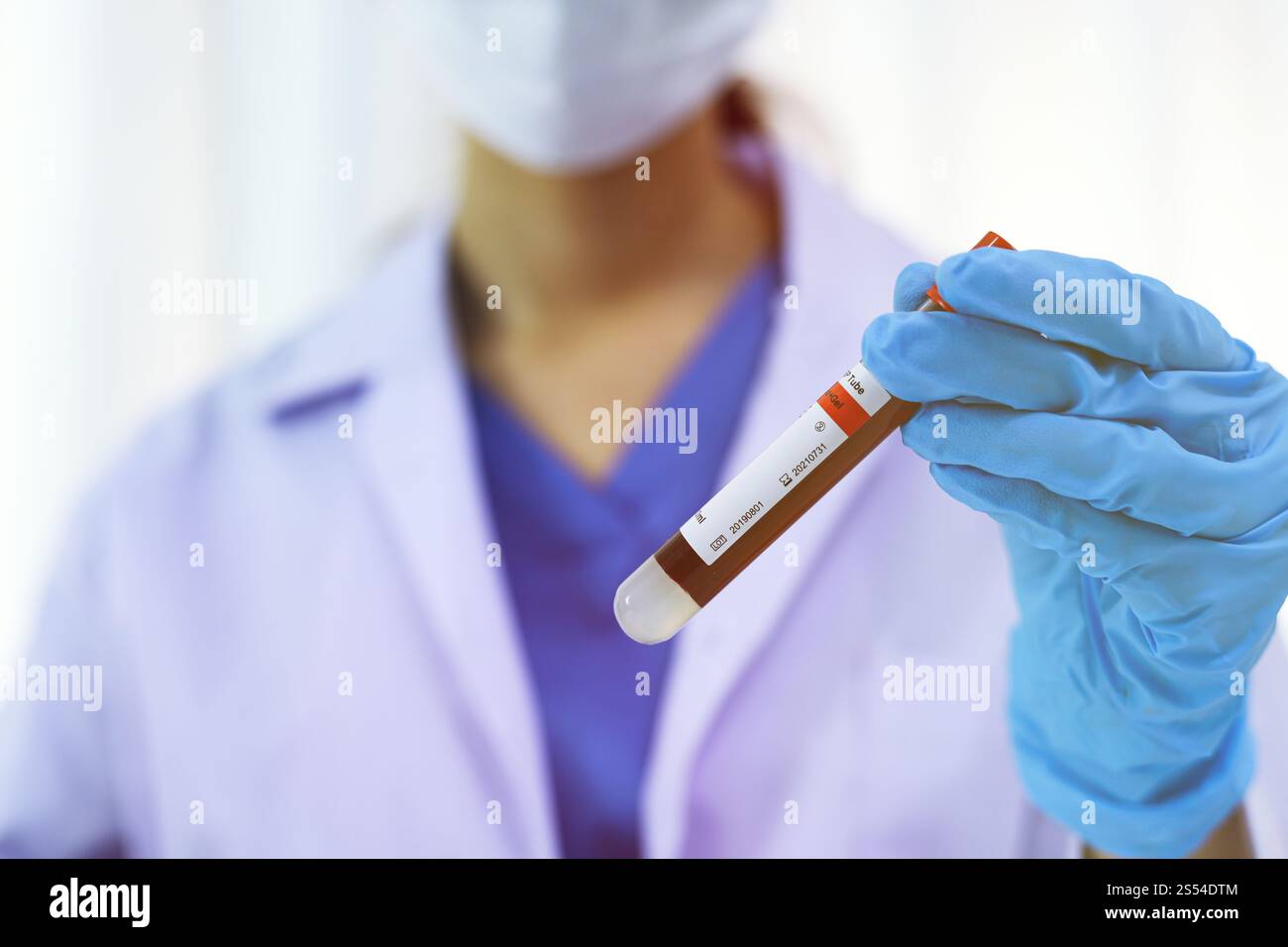 Scientifique tenant un tube de prélèvement sanguin infecté par le coronavirus covid-19. Analyse ADN du sang en laboratoire avec des tubes de prélèvement de sang et Banque D'Images
