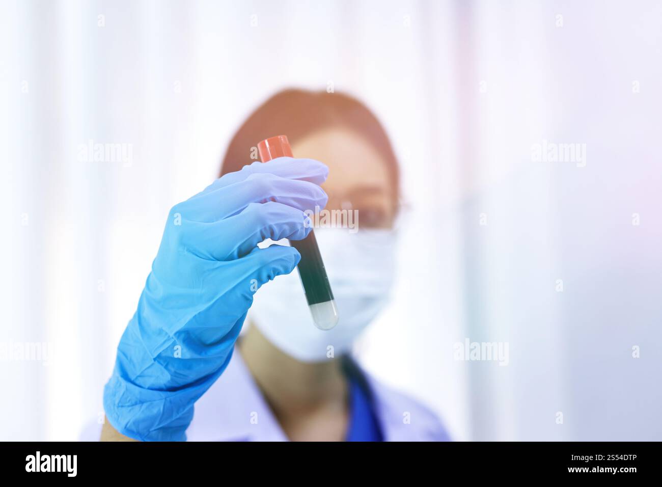 Scientifique tenant un tube de prélèvement sanguin infecté par le coronavirus covid-19. Analyse ADN du sang en laboratoire avec des tubes de prélèvement de sang et Banque D'Images