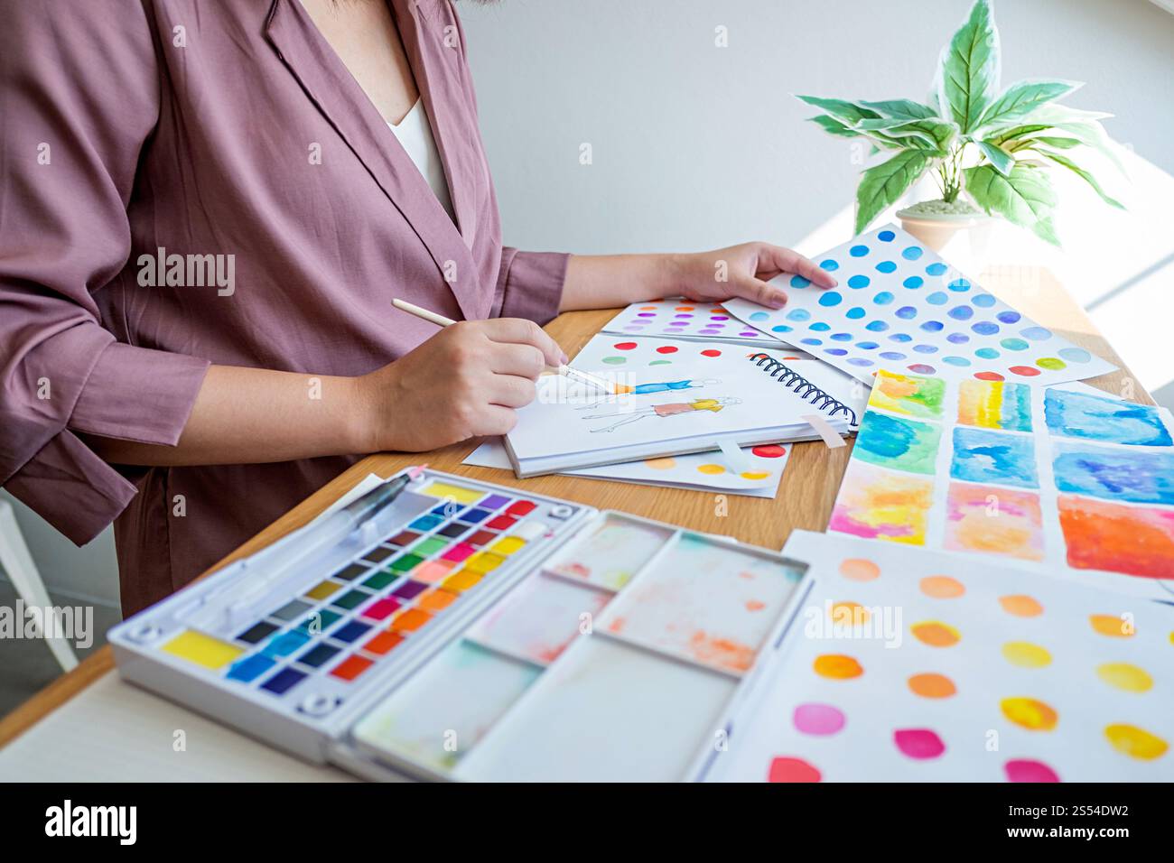Stylisé Fashion Designer travailler comme esquisse de la nouvelle collection dans atelier Creative Design concept. Banque D'Images Stylisé Fashion Designer travailler comme esquisse de la nouvelle collection dans atelier Creative Design concept. Banque D'Images