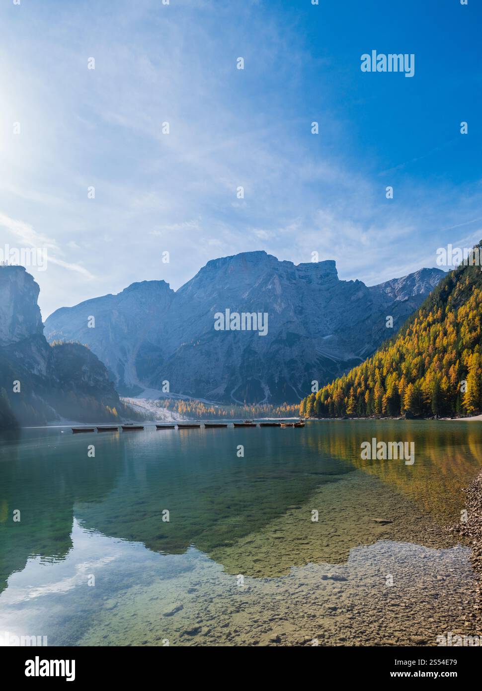 Automne paisible lac alpin Braies ou Pragser Wildsee. Dolomites Alpes, Italie, Europe. Des gens méconnaissables. Voyage pittoresque, saisonnier et Banque D'Images