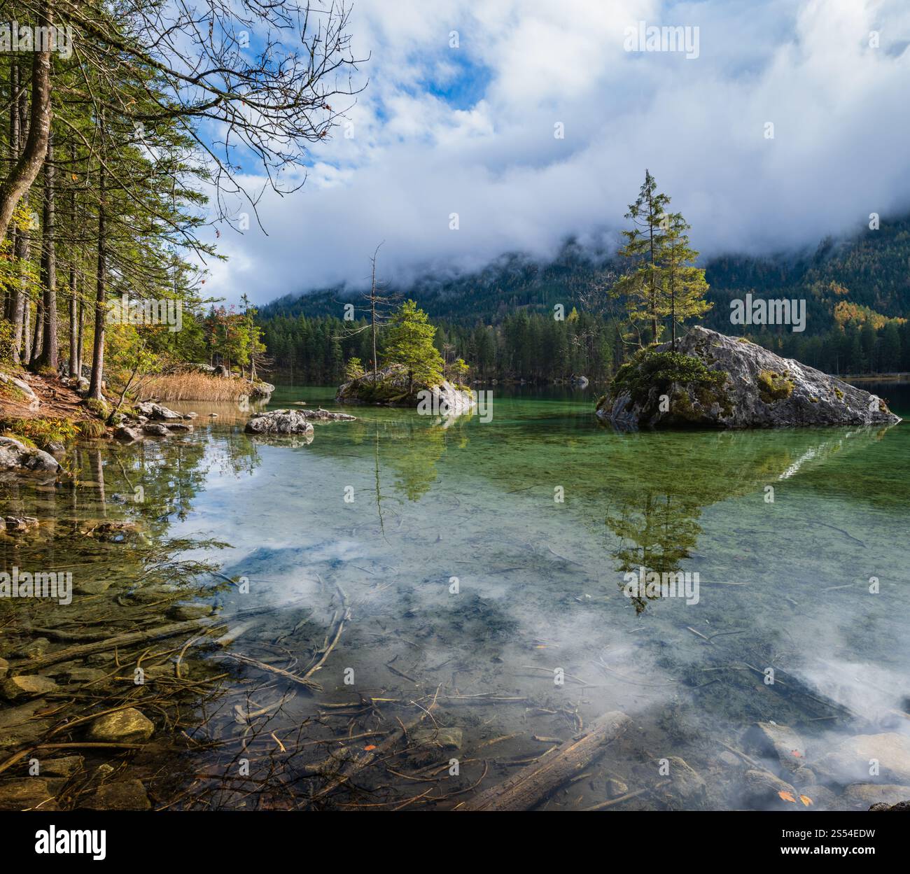 Montagne alpine automne lac Hintersee, parc national Berchtesgaden, Deutschland, Alpes, Bavière, Allemagne. Voyage pittoresque, saisonnier et nature Banque D'Images