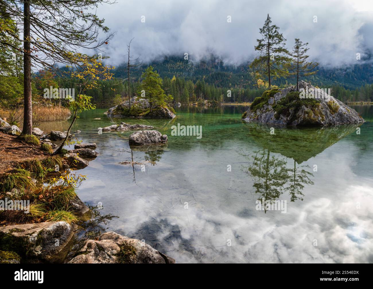 Montagne alpine automne lac Hintersee, parc national Berchtesgaden, Deutschland, Alpes, Bavière, Allemagne. Voyage pittoresque, saisonnier et nature Banque D'Images