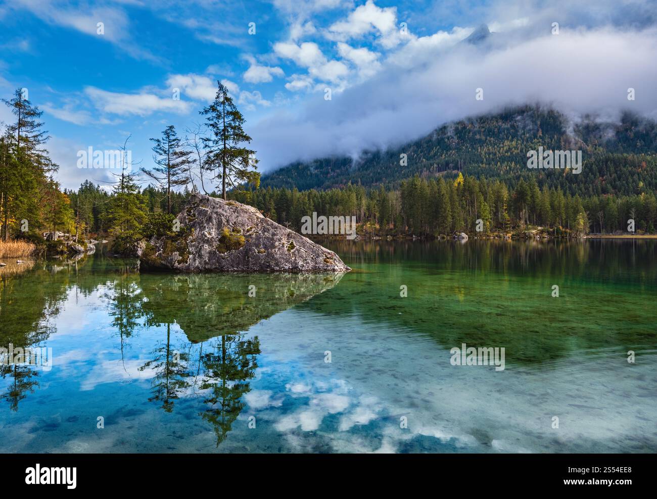 Montagne alpine automne lac Hintersee, parc national Berchtesgaden, Deutschland, Alpes, Bavière, Allemagne. Voyage pittoresque, saisonnier et nature Banque D'Images