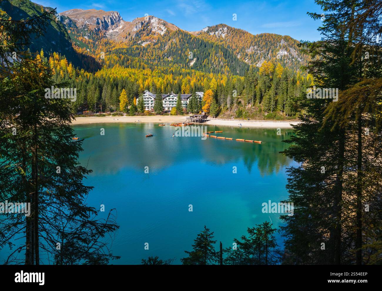 Automne paisible lac alpin Braies ou Pragser Wildsee. Dolomites Alpes, Italie, Europe. Des gens méconnaissables. Voyage pittoresque, saisonnier et Banque D'Images
