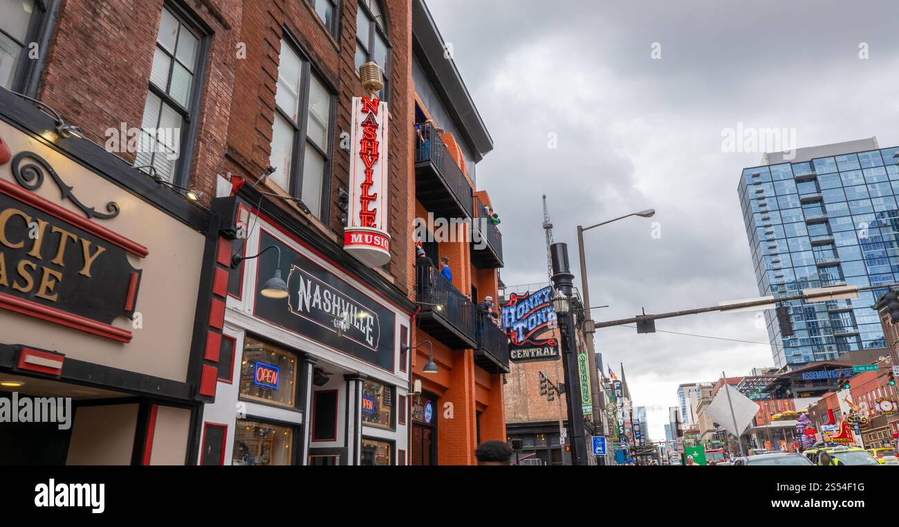 NASHVILLE, TN - 15 mars 2024 : bâtiments avec des enseignes au néon sur Broadway à Nashville, Tennessee. Banque D'Images