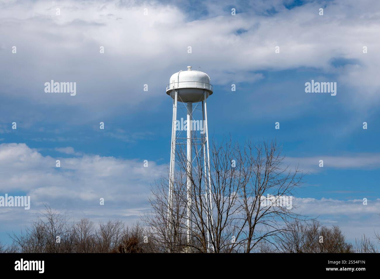 Château d'eau public municipal typique, vu dans des milliers de petites villes à travers l'Amérique. Banque D'Images
