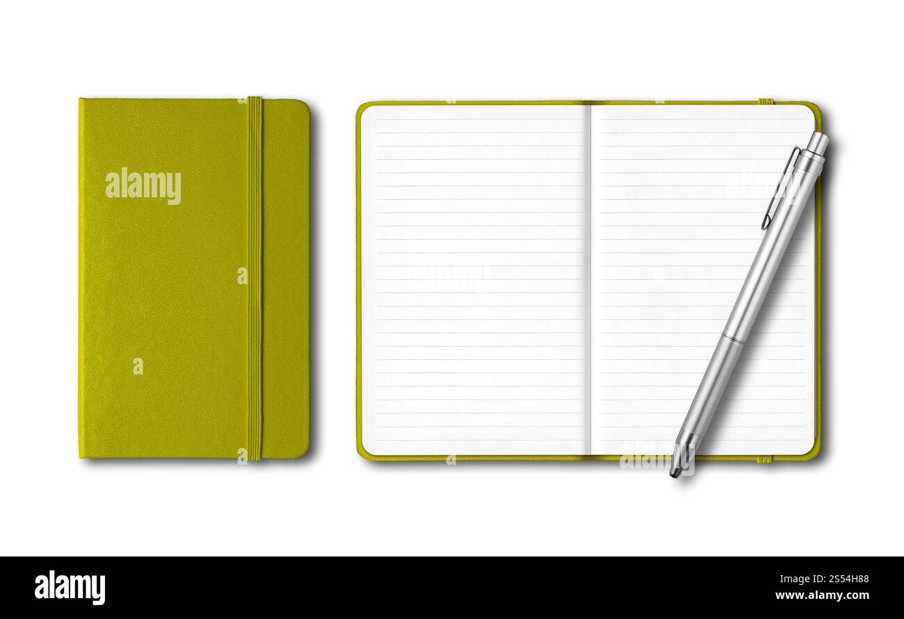 Cahiers fermés et ouverts lignés vert olive avec un stylo isolé sur blanc. Cahiers fermés et ouverts vert olive avec un stylo isolé sur blanc Banque D'Images