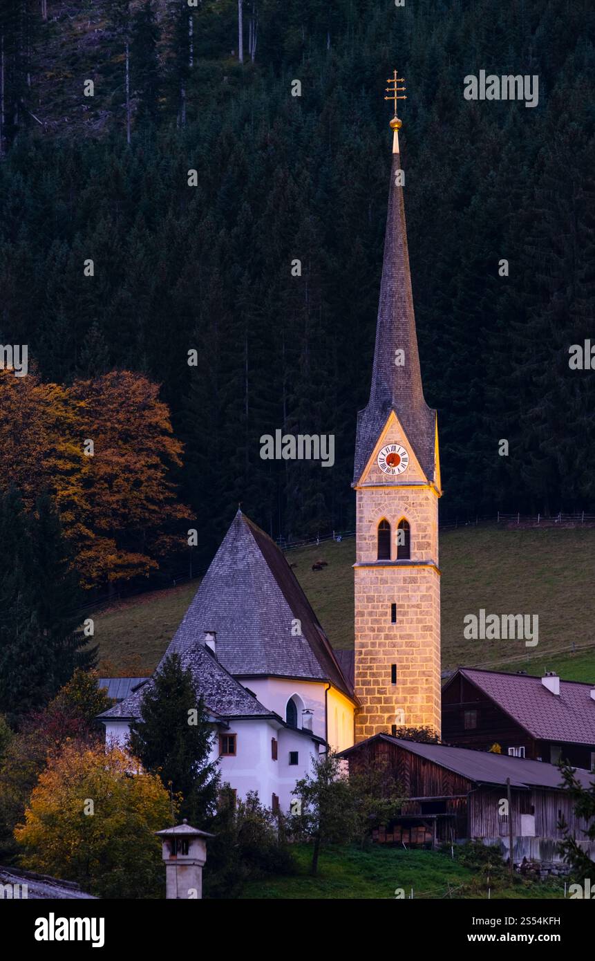 Paisible automne nuit Alpes montagne église de campagne à la périphérie du village de Gosau près de la forêt, Autriche. Banque D'Images
