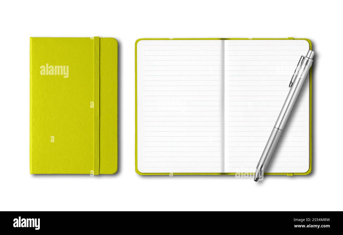 Carnets lignés fermés et ouverts vert citron avec un stylo isolé sur blanc. Carnets fermés et ouverts vert citron avec un stylo isolé sur blanc Banque D'Images