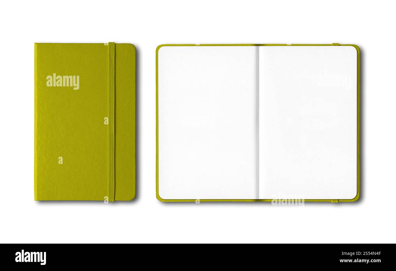 Vert olive carnets fermés et ouverts maquette isolée sur blanc. Cahiers fermés et ouverts vert olive isolés sur blanc Banque D'Images