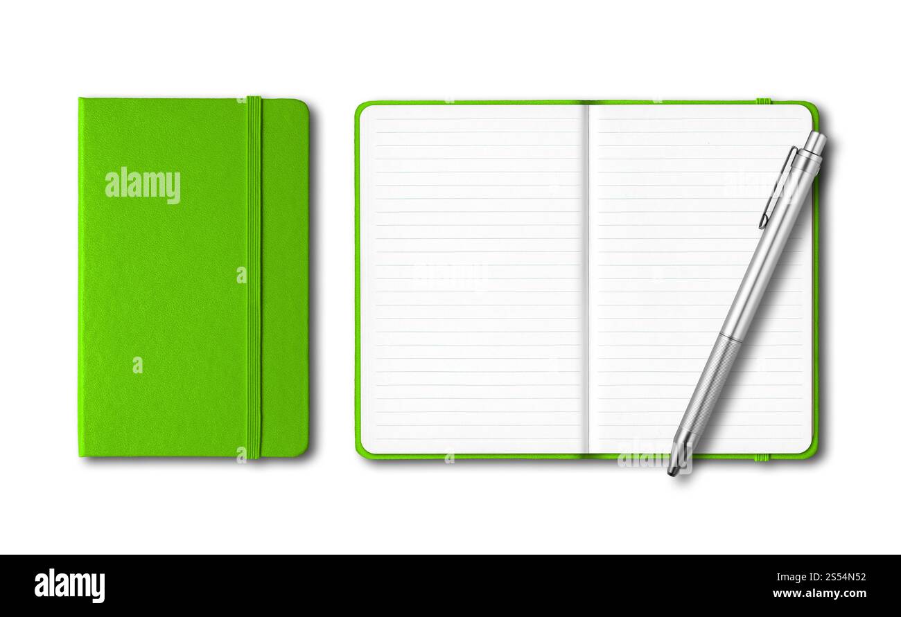 Carnets lignés verts fermés et ouverts avec un stylo isolé sur blanc. Vert carnets fermés et ouverts avec un stylo isolé sur blanc Banque D'Images