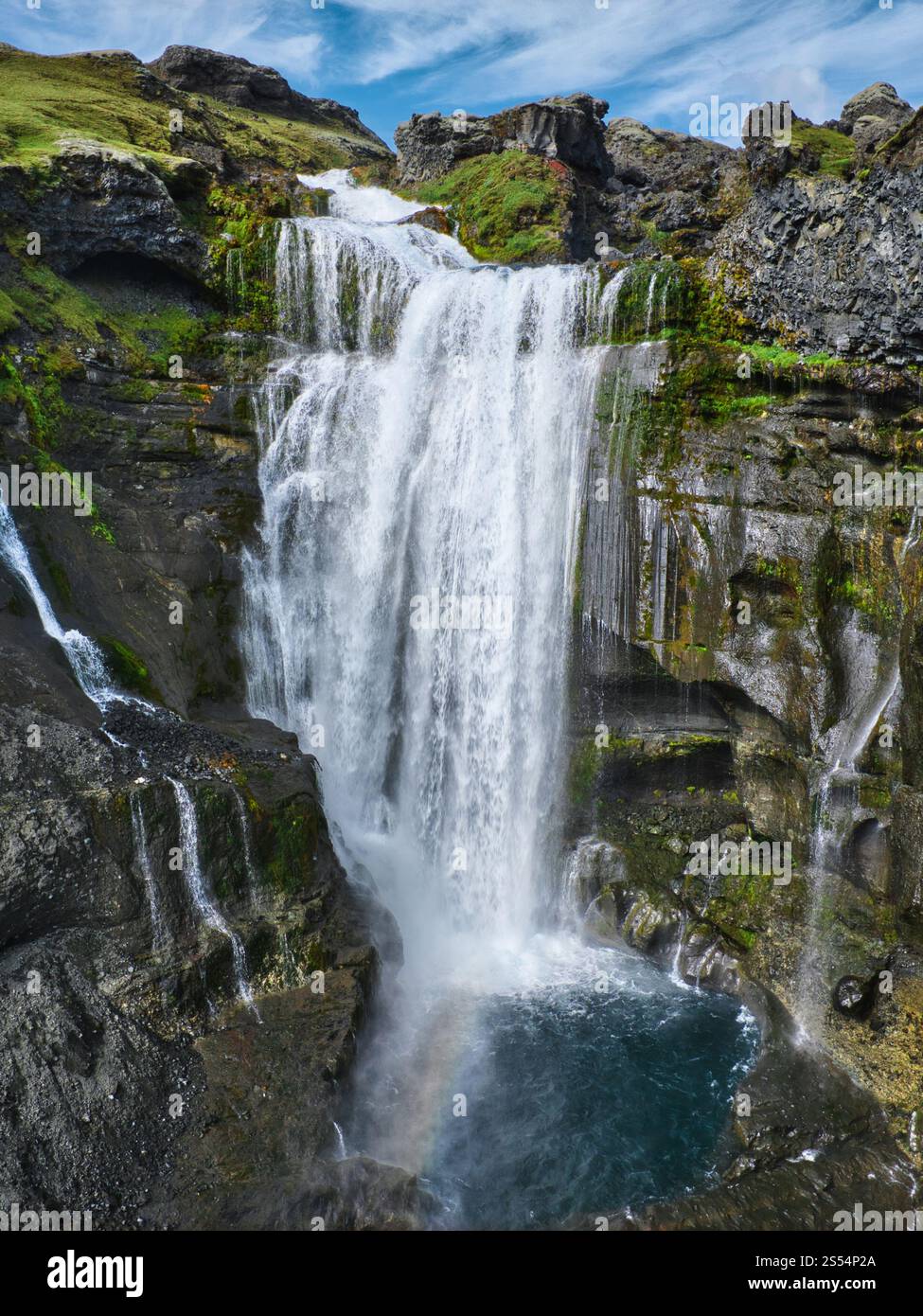 Vue aérienne de la cascade de Ófærufoss en Islande. Nichée dans un canyon spectaculaire, cette cascade à plusieurs niveaux met en valeur la beauté des Highlands Banque D'Images