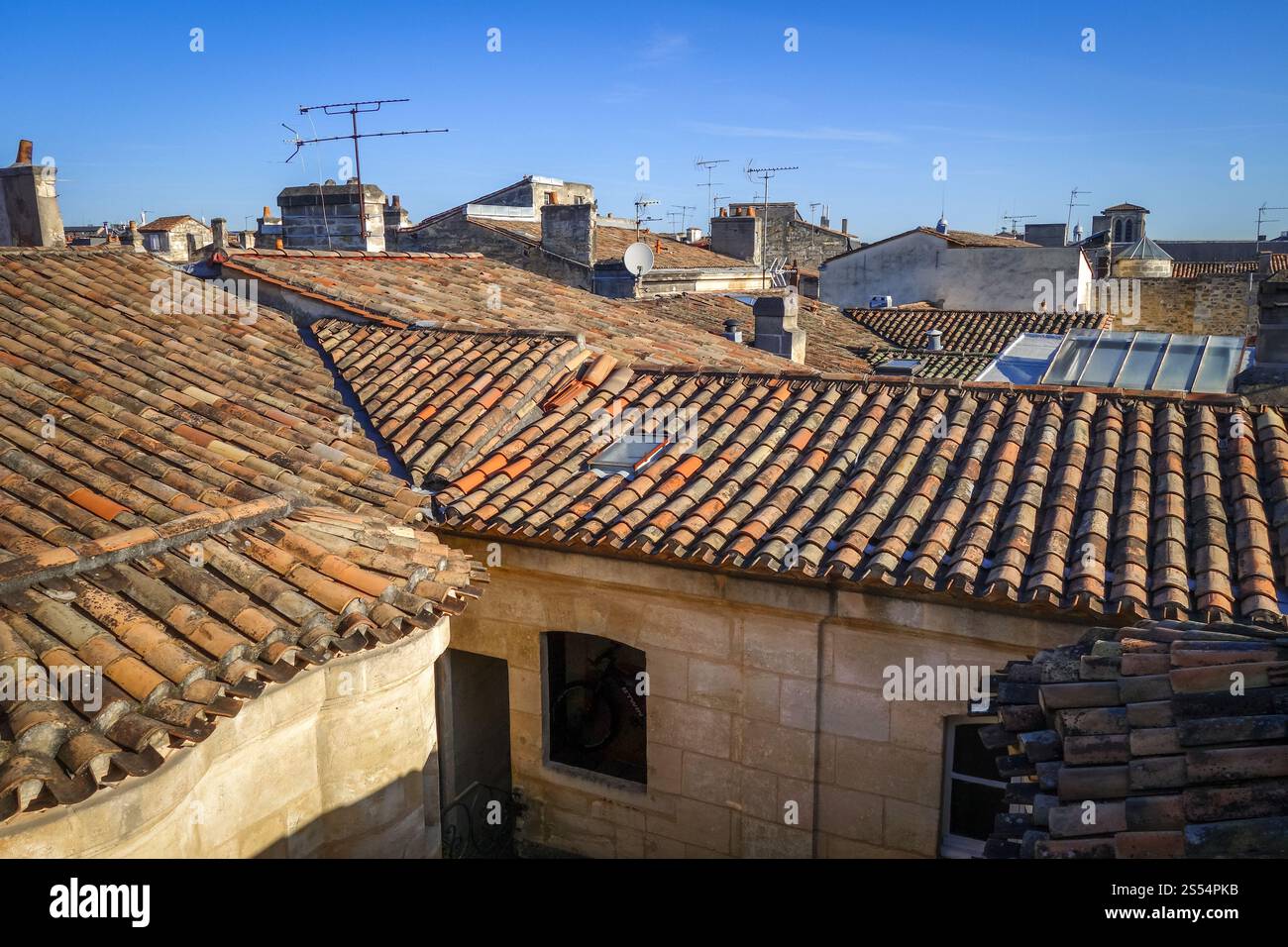 Toiture traditionnelle et vue sur la ville à Bordeaux, France. Vue traditionnelle sur le toit à Bordeaux, France Banque D'Images