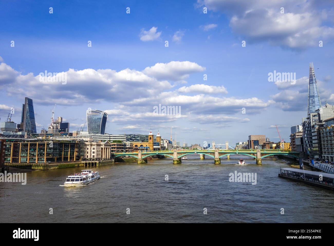 Vue panoramique sur Londres et la Tamise, Royaume-Uni. Vue sur Londres depuis la Tamise, Royaume-Uni Banque D'Images