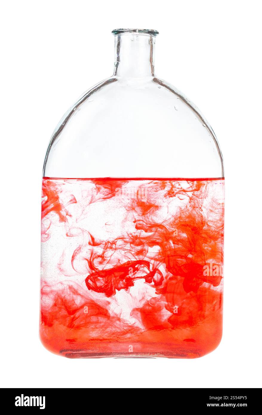 l'aquarelle rouge se dissout dans l'eau en bouteille isolée sur fond blanc. l'aquarelle rouge se dissout dans l'eau en bouteille Banque D'Images