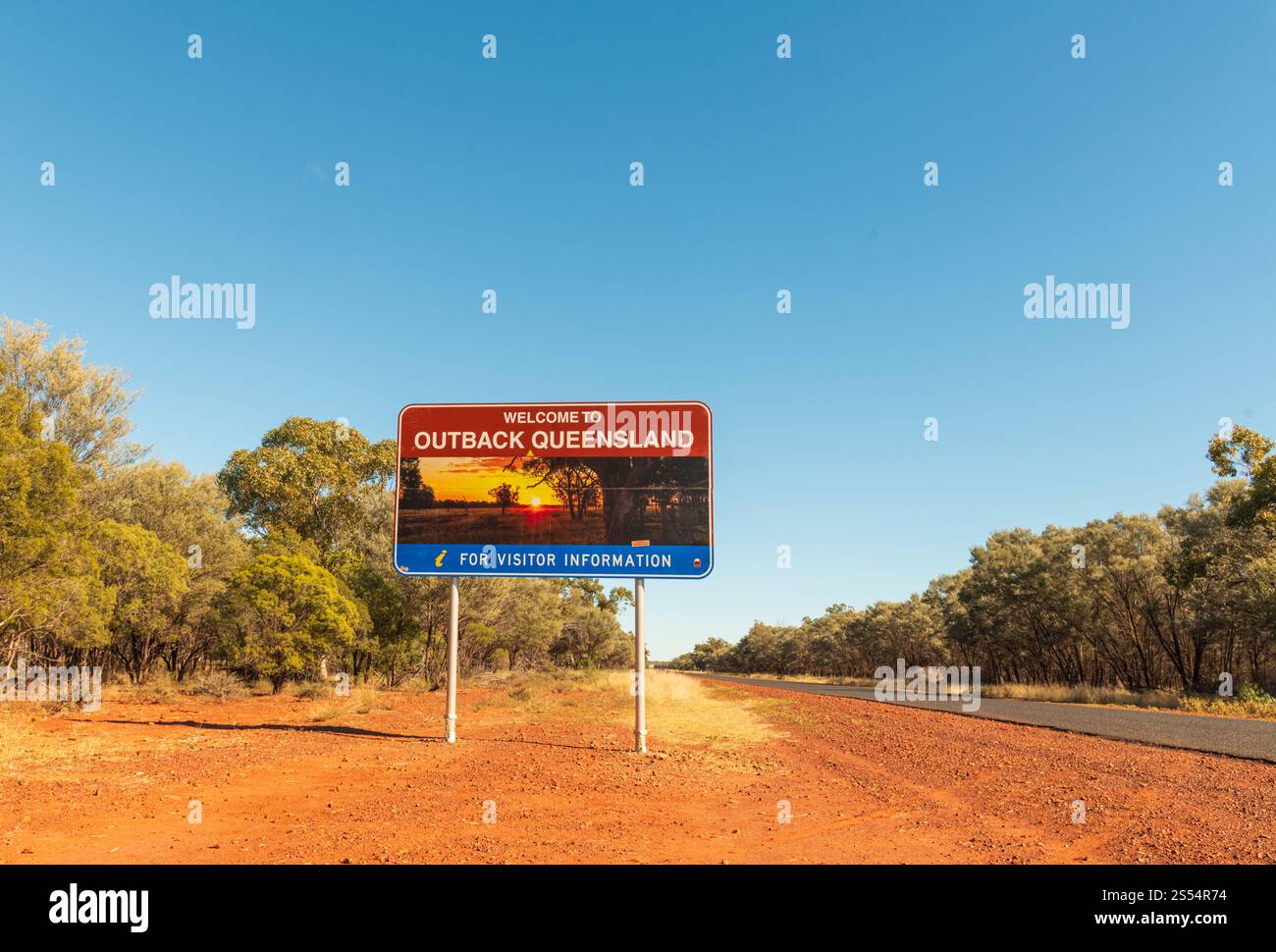 Bienvenue dans l'outback Queensland, Australie. où vous pourrez explorer la terre rouge, la flore et la faune uniques, et le riche patrimoine culturel Banque D'Images