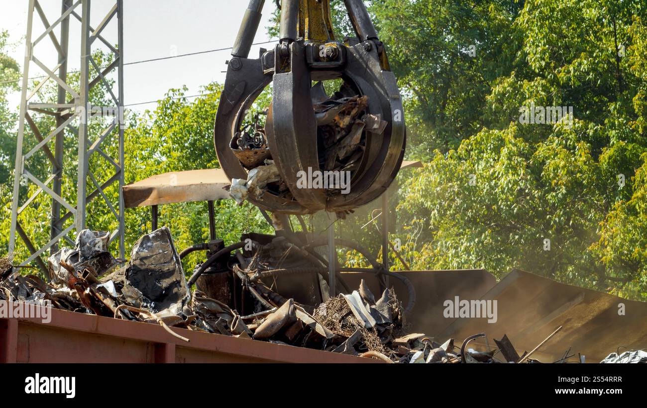 Image d'une déchirure métallique avec des machines lourdes en fonctionnement. Photo de ferraille avec des machines lourdes en fonctionnement Banque D'Images