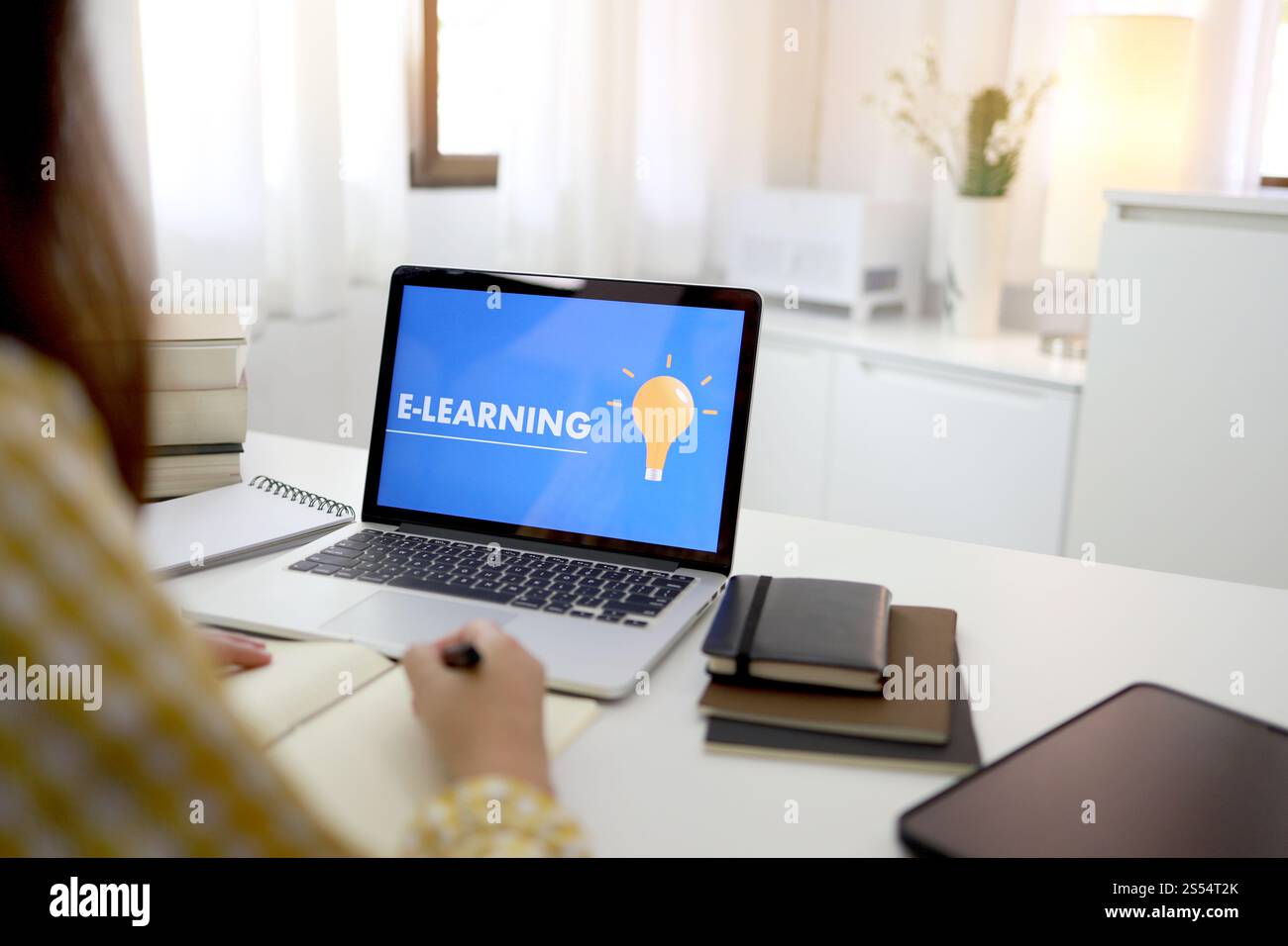 E-learning Education réseautage Internet . Jeune femme d'affaires assise et utilisée ordinateur portable avec inscription sur l'écran e-learning. Formation en ligne Banque D'Images