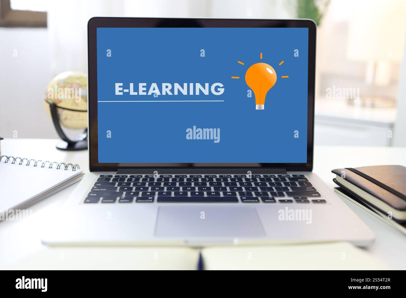 E-learning Education réseautage Internet . Jeune femme d'affaires assise et utilisée ordinateur portable avec inscription sur l'écran e-learning. Formation en ligne Banque D'Images