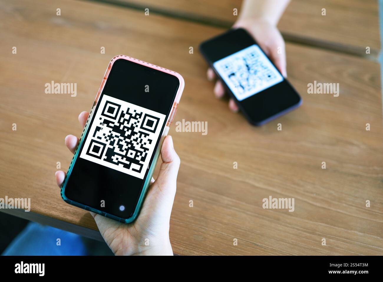 Paiement par code QR. Portefeuille électronique. Femme scannant le code QR concept de technologie d'achat en ligne cashless Banque D'Images