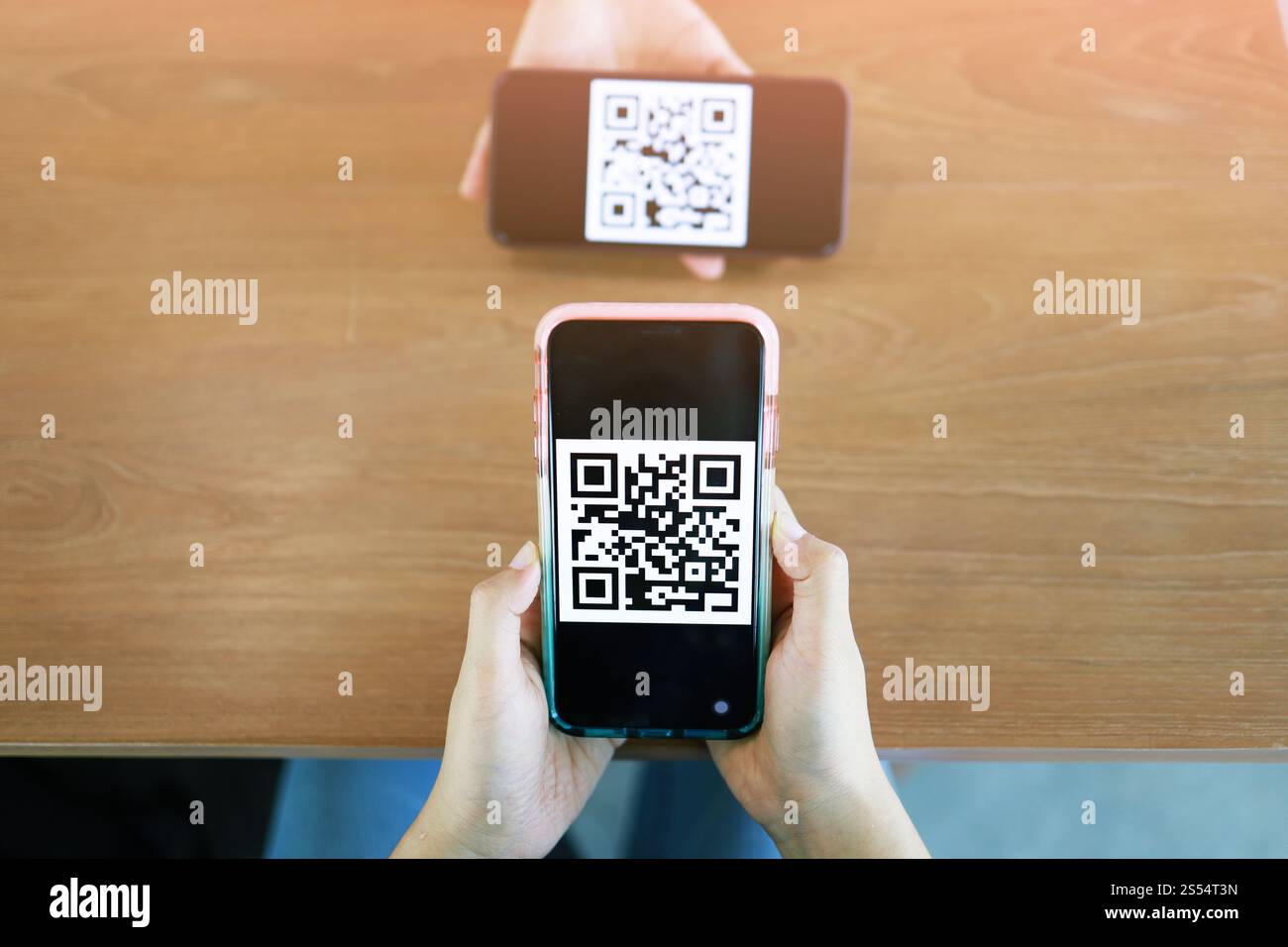 Paiement par code QR. Portefeuille électronique. Femme scannant le code QR concept de technologie d'achat en ligne cashless Banque D'Images