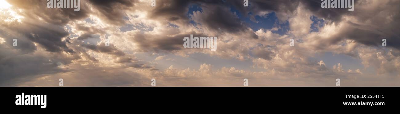 Ciel coloré le matin avec nuages et rayons de soleil (grand panorama de fond de skyscape). Banque D'Images