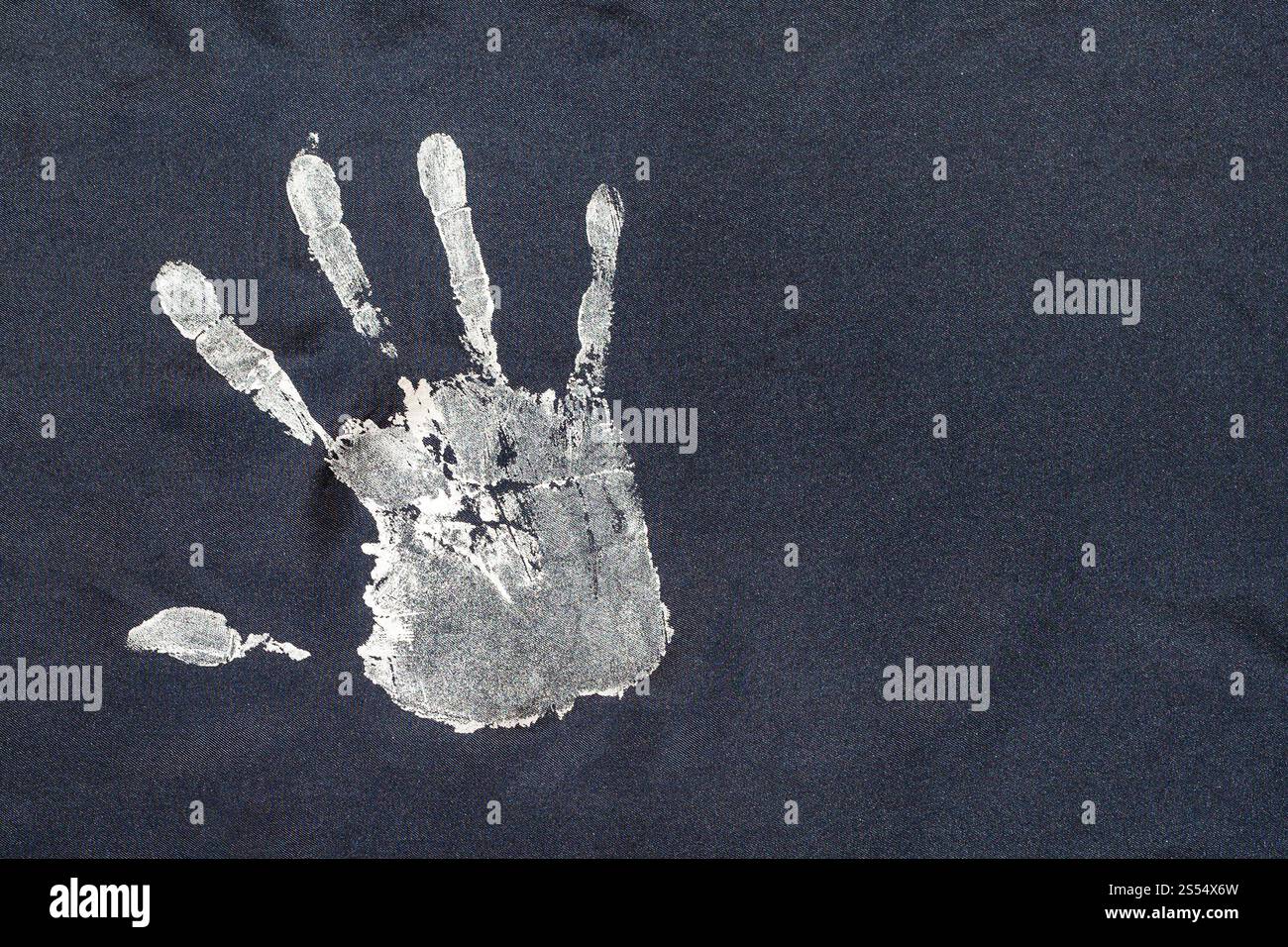 détail de l'ornement avec des empreintes de main peintes à la main sur écharpe de soie noire artisanale isolé sur fond blanc. ornement avec des empreintes de main peintes à la main sur Banque D'Images