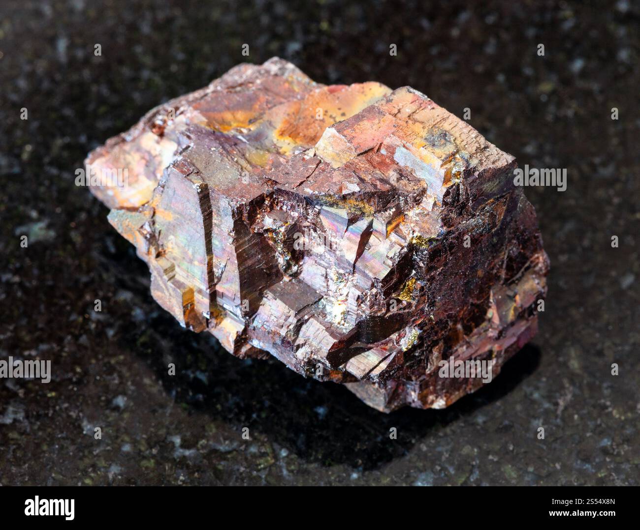 Gros plan d'un échantillon de minéral naturel de la collection géologique - roche sidérite rugueuse sur fond de granit noir de Cordoue, Andalousie, Espagne. Banque D'Images