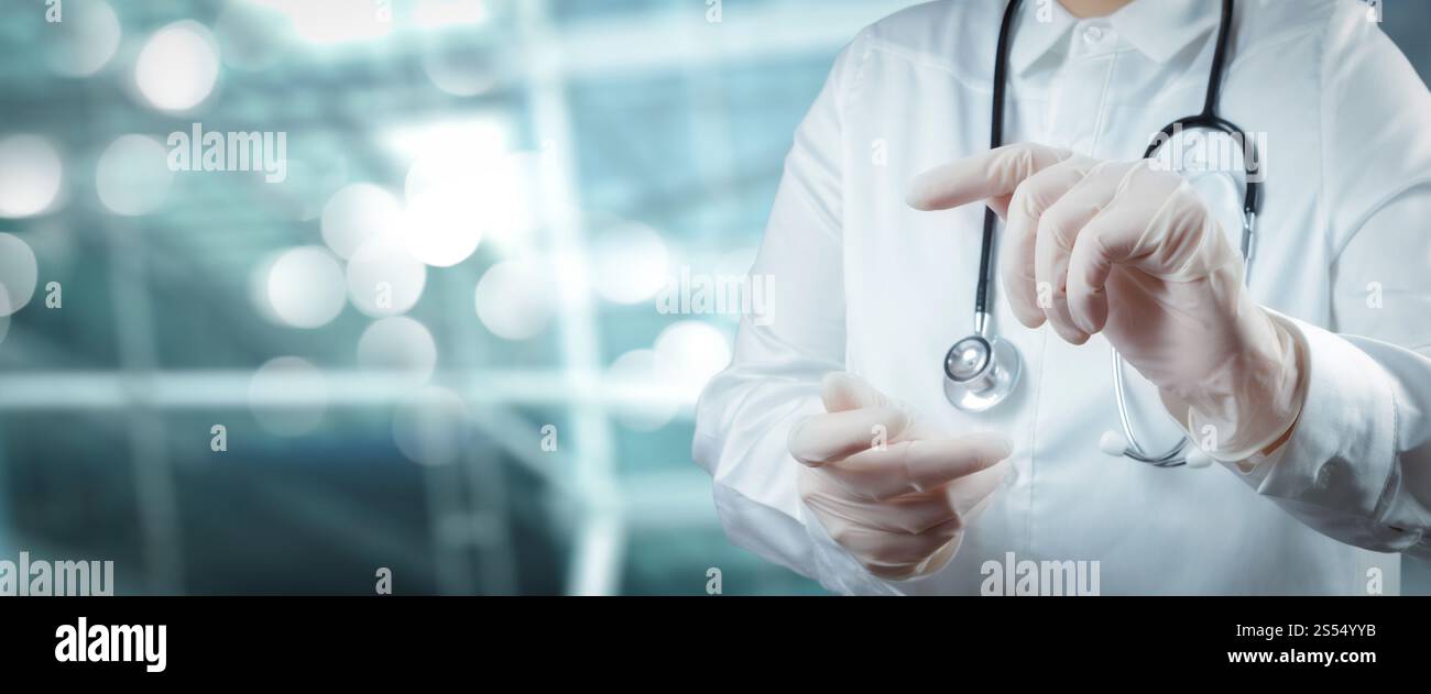 Concept de services de soins de santé et de technologie médicale avec écran cinématographique. Médecin intelligent travaillant avec la salle d'opération comme concept Banque D'Images