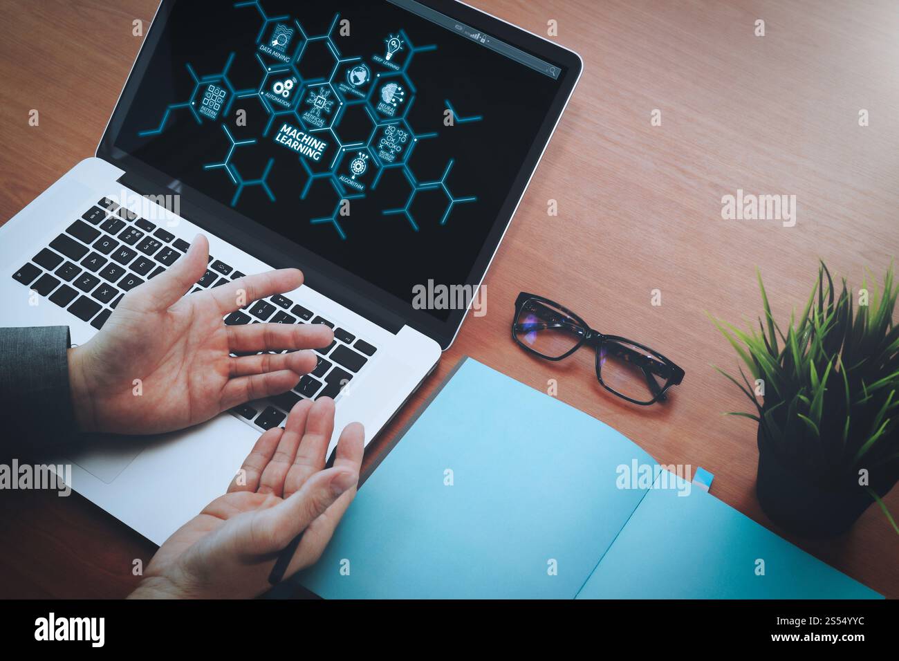 Diagramme de technologie d'apprentissage automatique avec intelligence artificielle (IA), réseau neuronal, automatisation, exploration de données dans VR screen.businessman main Working Banque D'Images