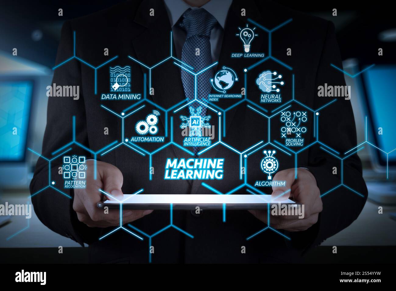 Diagramme de technologie d'apprentissage automatique avec intelligence artificielle (IA), réseau neuronal, automatisation, exploration de données dans l'écran VR. Homme d'affaires travaillant à la main Banque D'Images