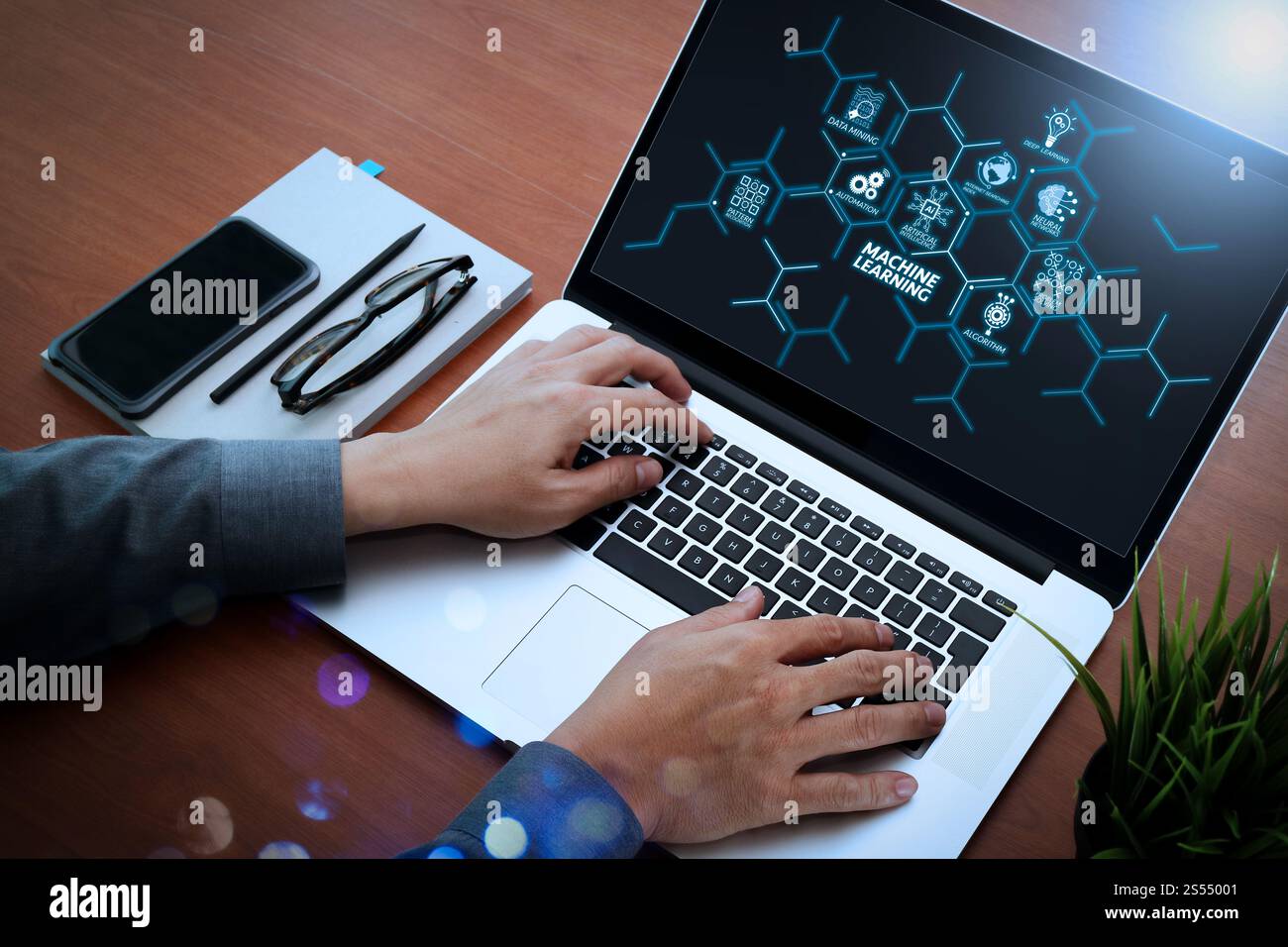 Diagramme de technologie d'apprentissage automatique avec intelligence artificielle (IA), réseau neuronal, automatisation, exploration de données dans VR screen.businessman main Working Banque D'Images