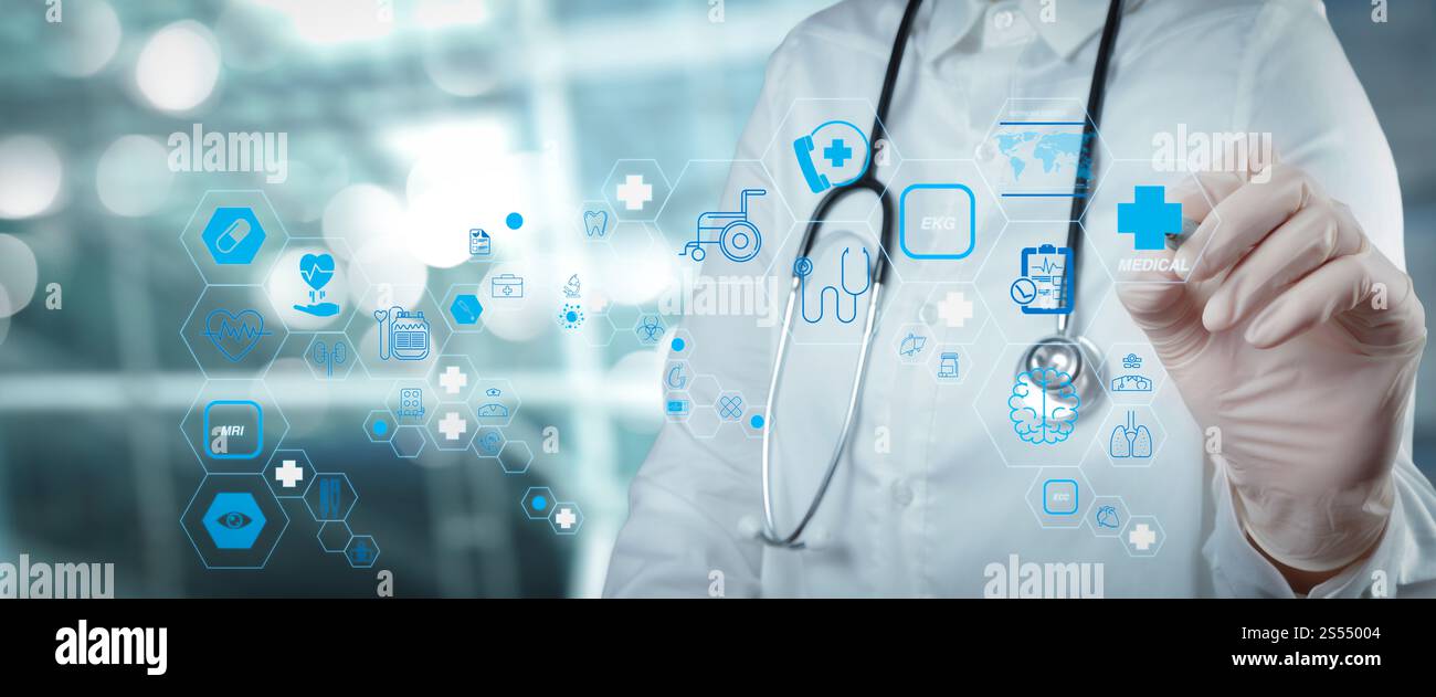 Concept de services de soins de santé et de technologie médicale avec écran cinématographique et interface AR. Médecin intelligent travaillant avec la salle d'opération AS Banque D'Images