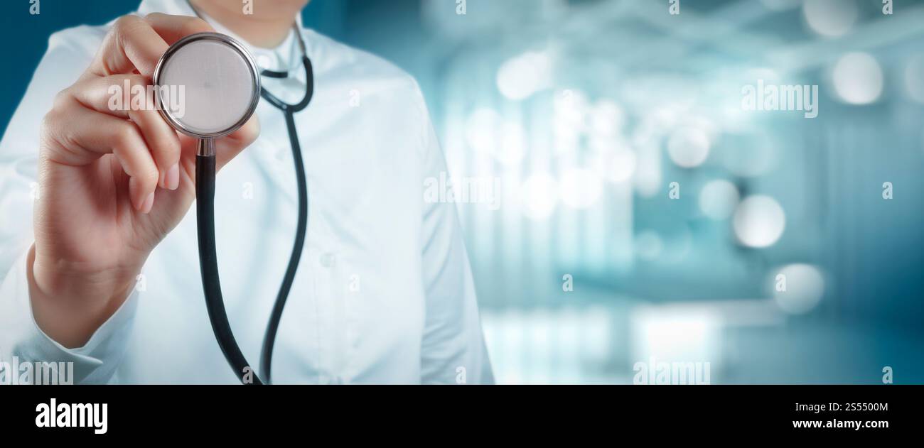 Concept de services de soins de santé et de technologie médicale avec écran cinématographique. Médecin intelligent travaillant avec la salle d'opération comme concept Banque D'Images