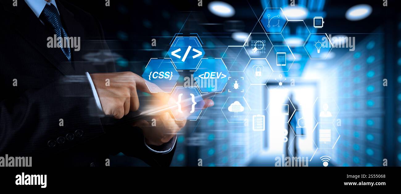 Les développeurs de logiciels de codage travaillent avec des icônes informatiques de tableau de bord de réalité augmentée du développement Scrum agile et de la fourche de code et du versioning avec Banque D'Images