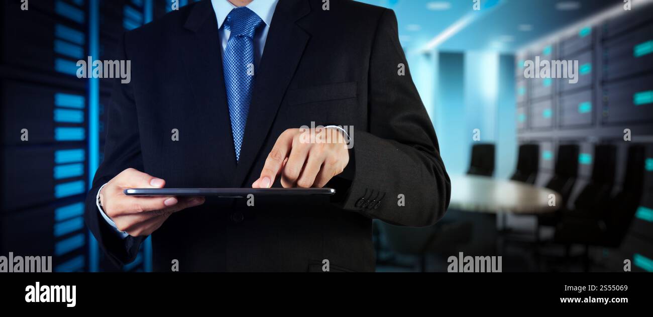 Businessman workimg sur VR blank tactile ordinateur de bureau sur l'arrière-plan flou. Banque D'Images
