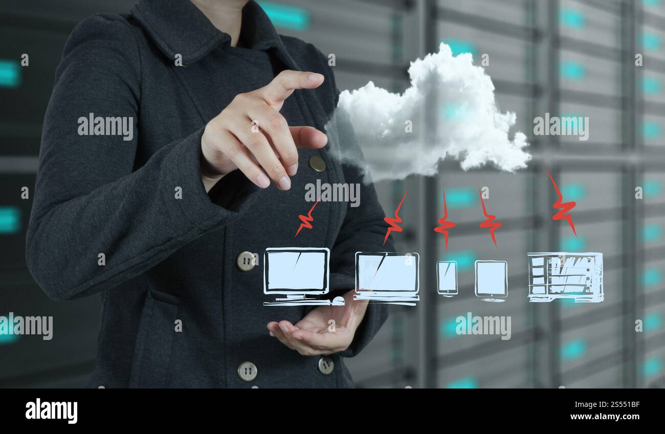 Businesswoman main touche un concept réseau cloud Banque D'Images