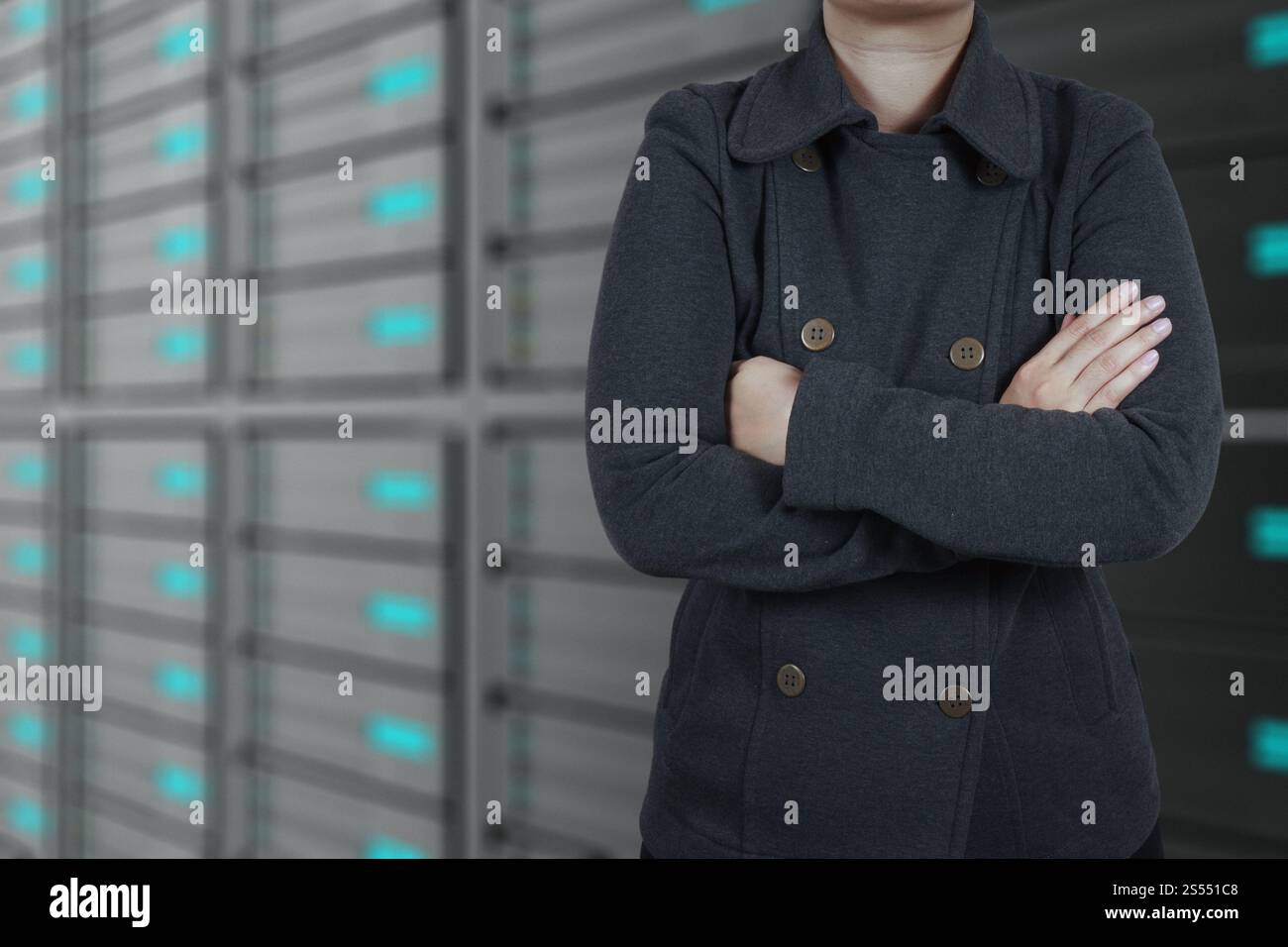 Businesswoman main touche un concept réseau cloud Banque D'Images