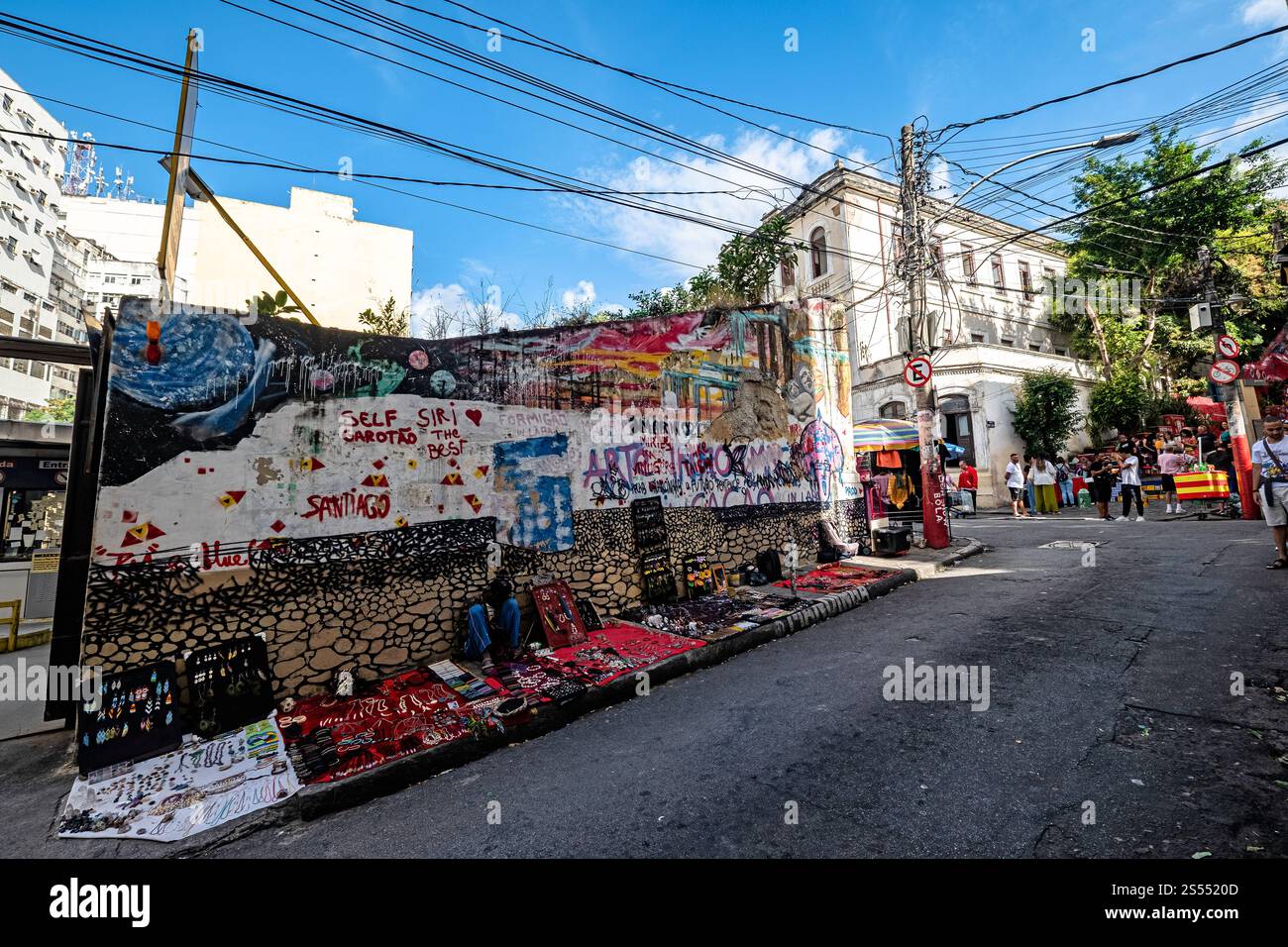 En fait, le maire a récemment légalisé les graffitis et les institutions gouvernementales ont commencé à financer des projets d'art de rue qui amènent des groupes d'artistes Banque D'Images