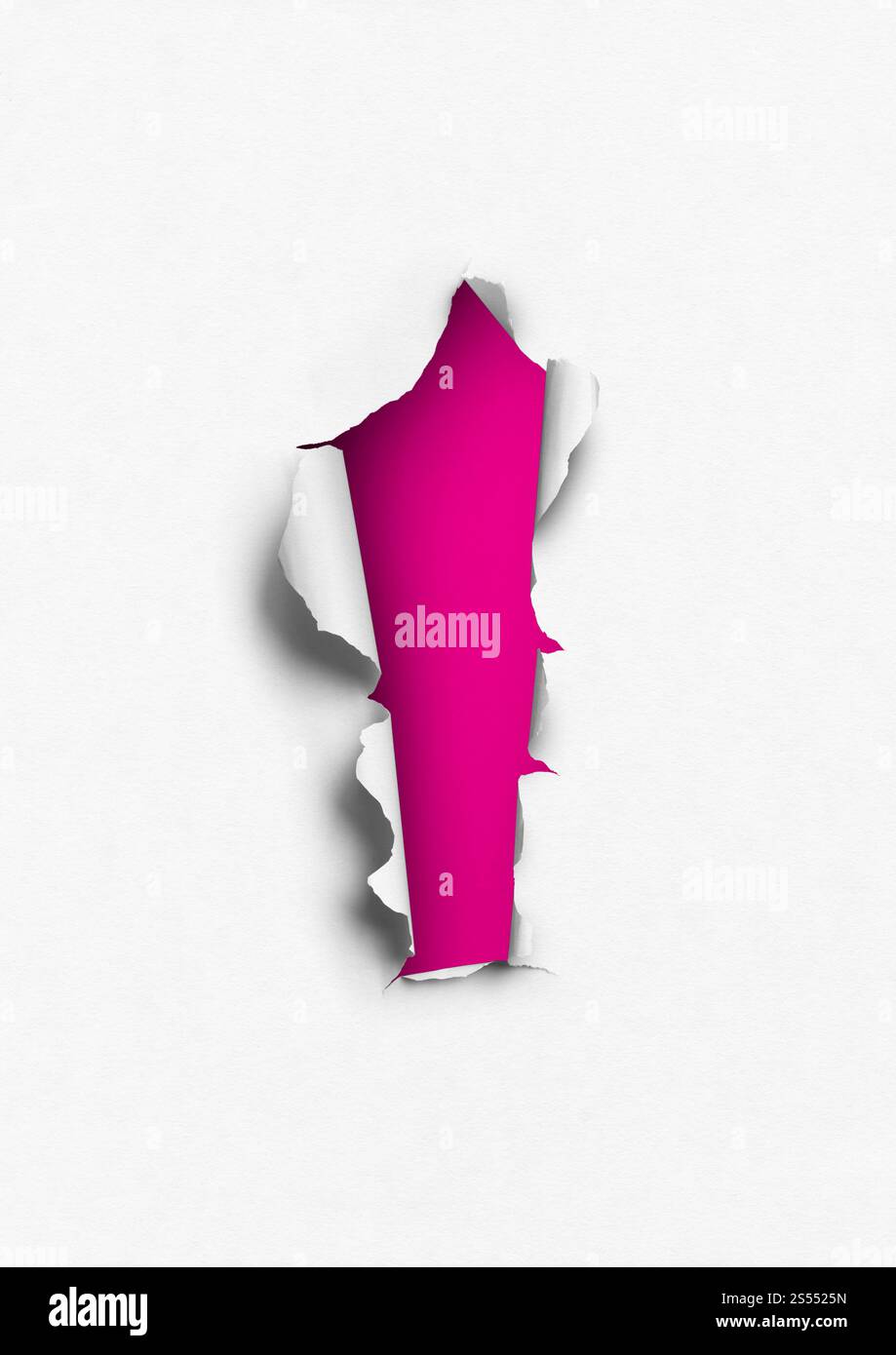 Papier déchiré avec trou rose. modèle d'arrière-plan vierge. Papier déchiré avec trou rose Banque D'Images