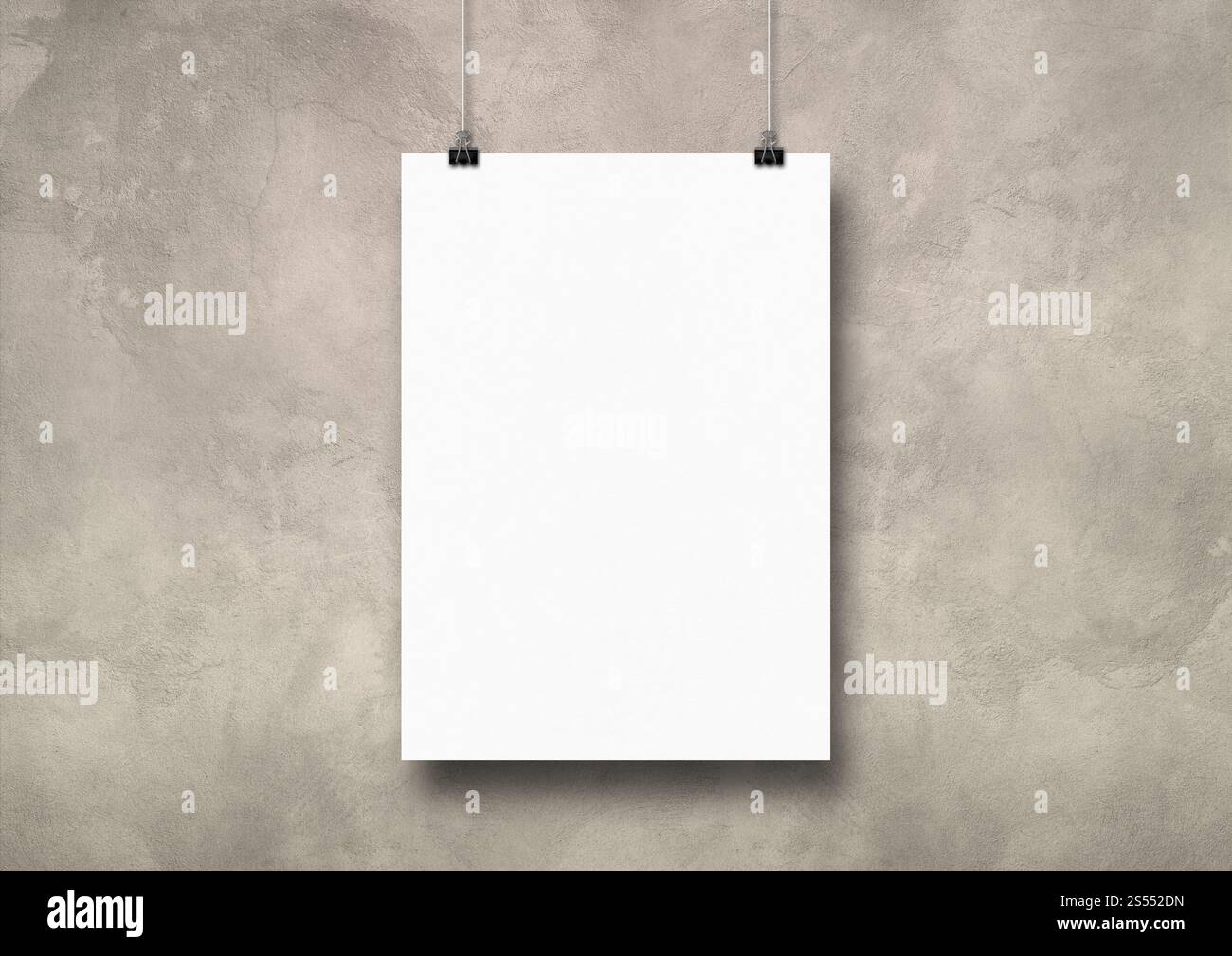 Affiche blanche accrochée sur un mur de béton léger avec des clips. Modèle de maquette vierge. Affiche blanche accrochée sur un mur de béton léger avec des clips Banque D'Images