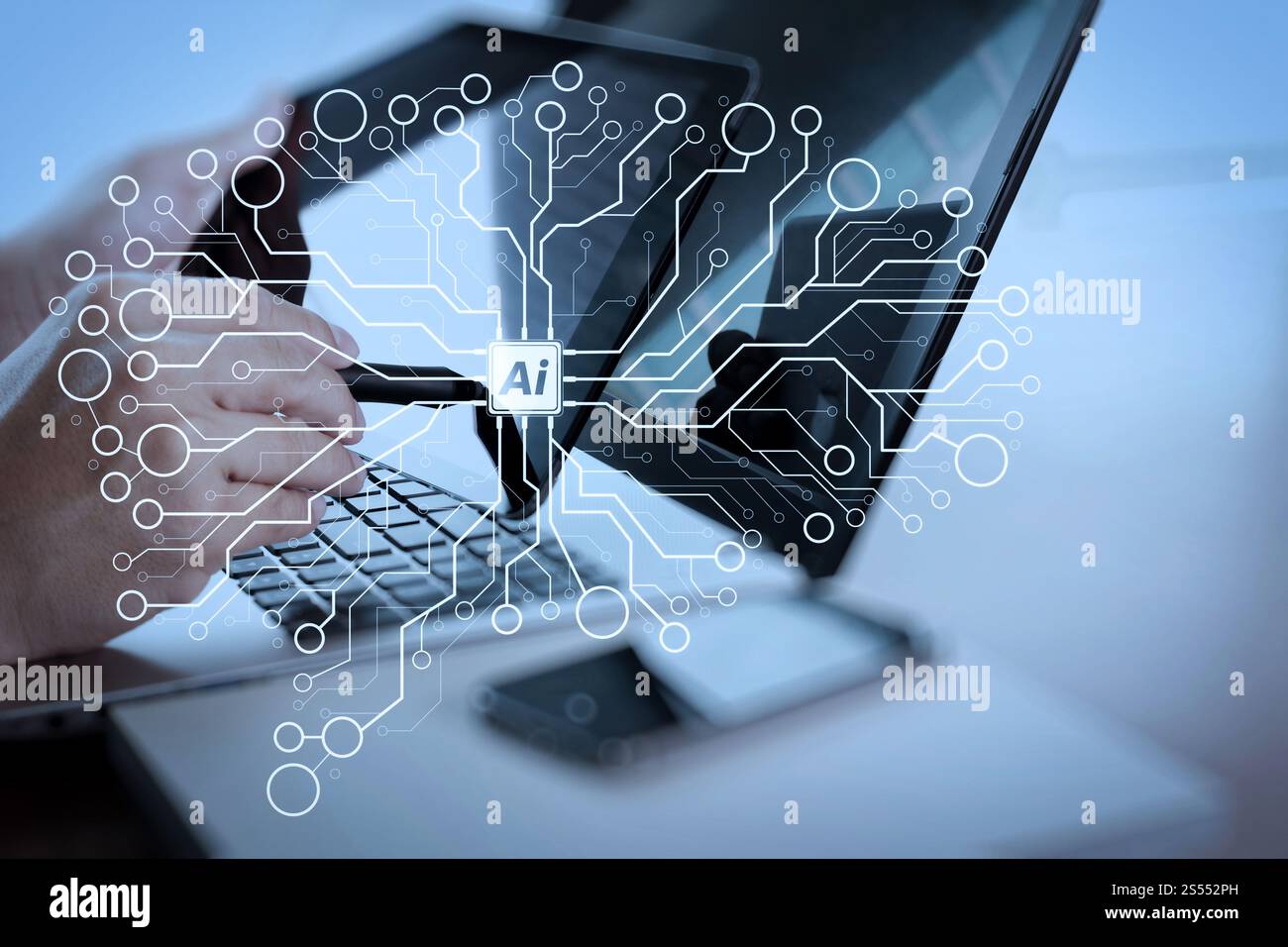 Intelligence artificielle (IA), apprentissage automatique avec la technologie d'exploration de données sur la main virtuelle dachboard.Businessman travaillant avec la tablette numérique et Banque D'Images