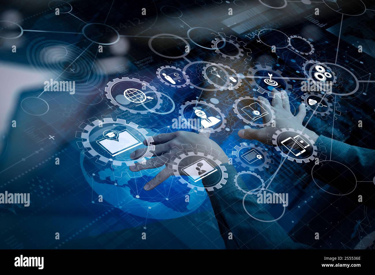 E-learning avec engrenages connectés diagramme connecté tableau de bord virtuel.main d'homme d'affaires travaillant avec la technologie moderne et l'effet de couche numérique comme Banque D'Images