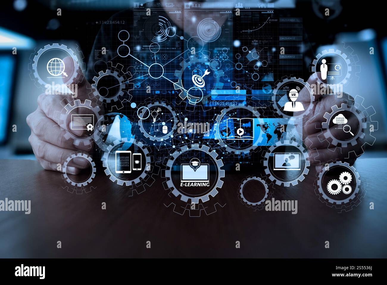 E-learning avec Connected Gear Cogs Connected diagramme tableau de bord virtuel. Main d'homme d'affaires utilisant le téléphone mobile avec effet de couche numérique comme affaires Banque D'Images