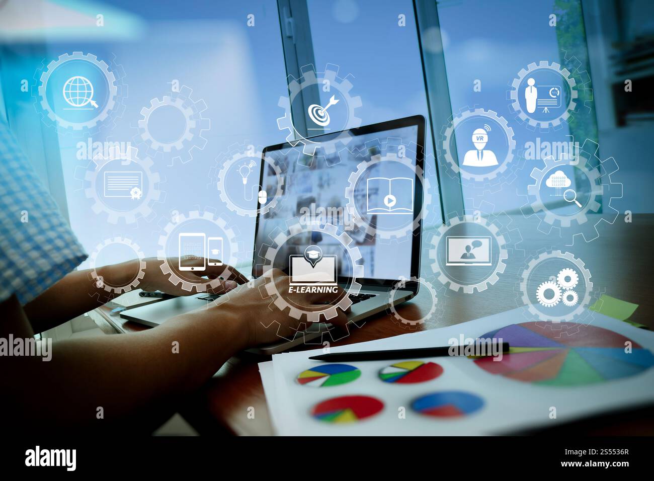 E-learning avec engrenages connectés diagramme connecté tableau de bord virtuel.documents d'affaires sur table de bureau avec smartphone et tablette numérique et Banque D'Images